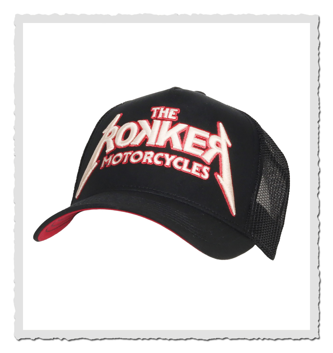 Schwarz-rote Trucker-Cap mit gesticktem Schriftzug, schräg von vorn fotografiert, freigestellt auf weißem Hintergrund.